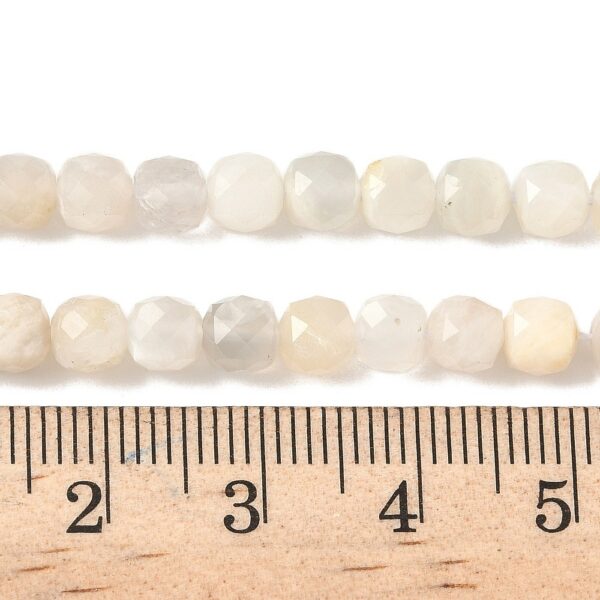 Nat. Valge Kuukivi Lihvitud Kuubik 5~5.5x5~5.5x5mm