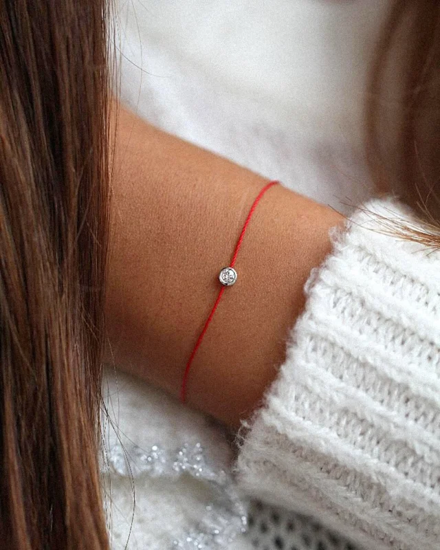 Punase käepaela kandmine on kaitsesümbol, mis toob kandjale õnne, tervist, viljakust ja armastust.🥰

Tavaliselt kantakse antud käepaela vasakul käel.❤️