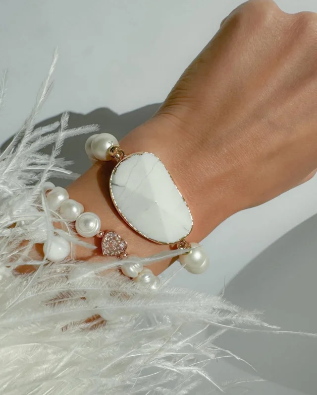 Pärlipesa ehted, mis sobivad nii elegantsete rõivaste juurde kui ka igapäevaseks sära lisamiseks!✨

Pärlipesa ehted leiad meie kauplusest, e-poest ning edasimüüjate juurest üle Eesti🛍️